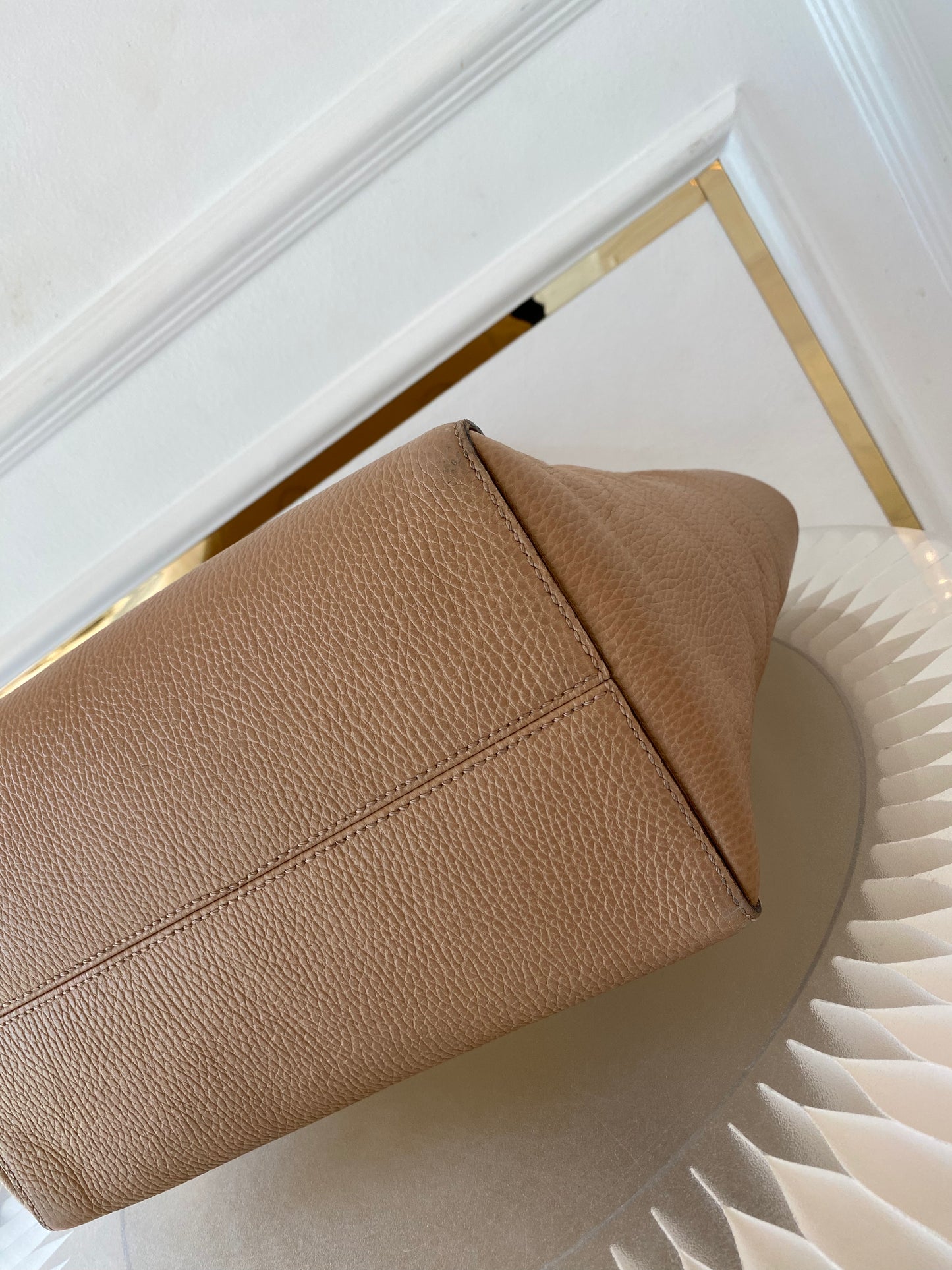 GUCCI Swing Tote Bag in Beige Leather