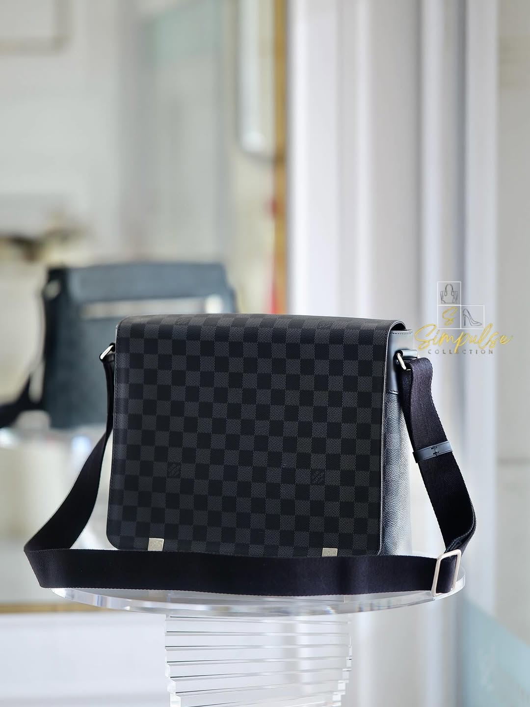 LOUIS VUITTON District Mm Messenger Graphite