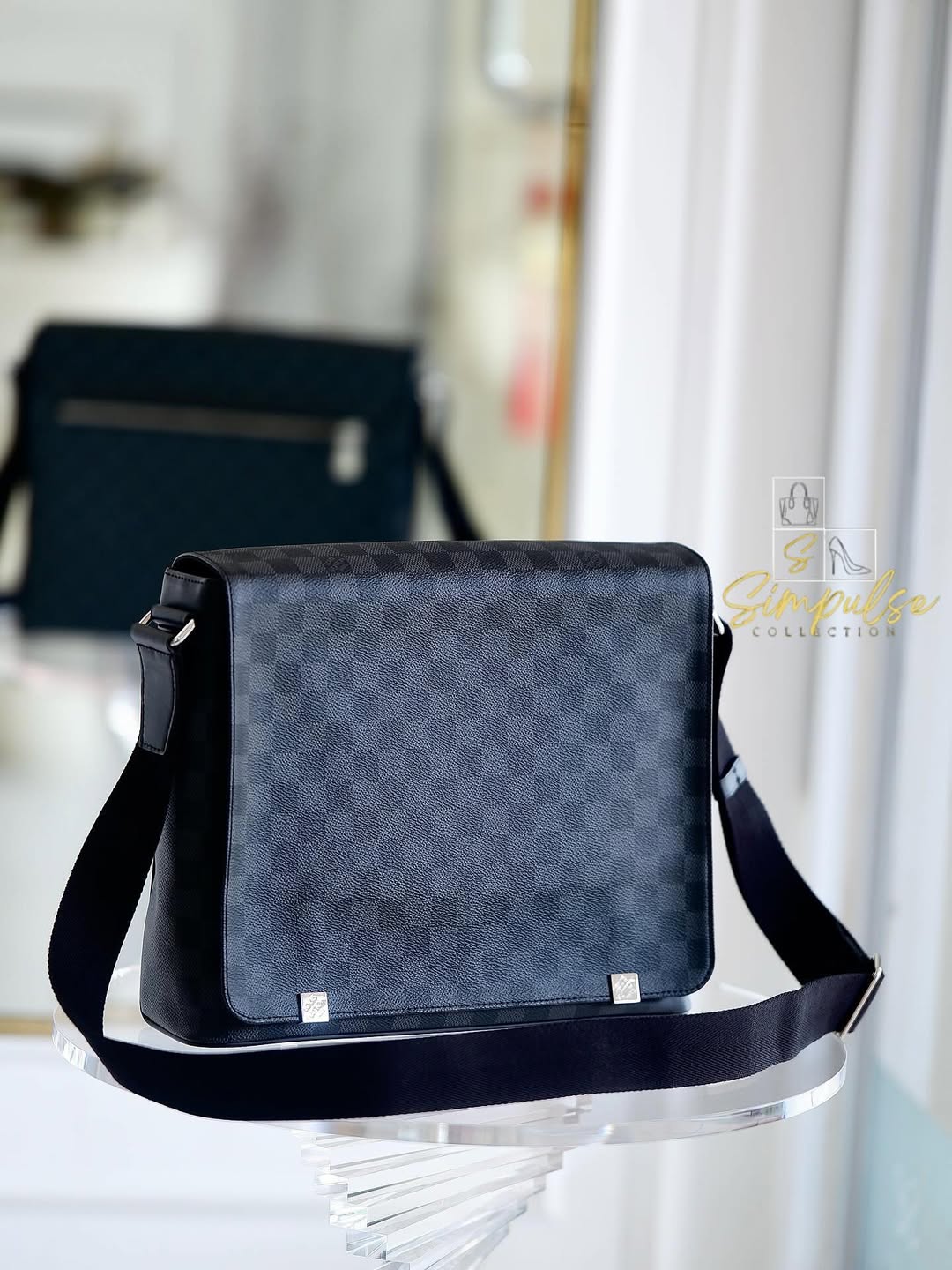 LOUIS VUITTON District Mm Messenger Graphite
