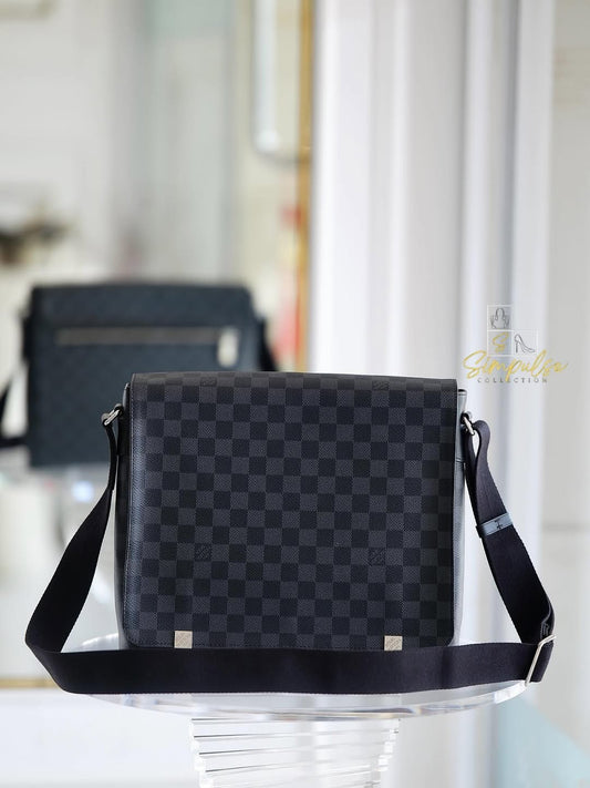 LOUIS VUITTON District Mm Messenger Graphite