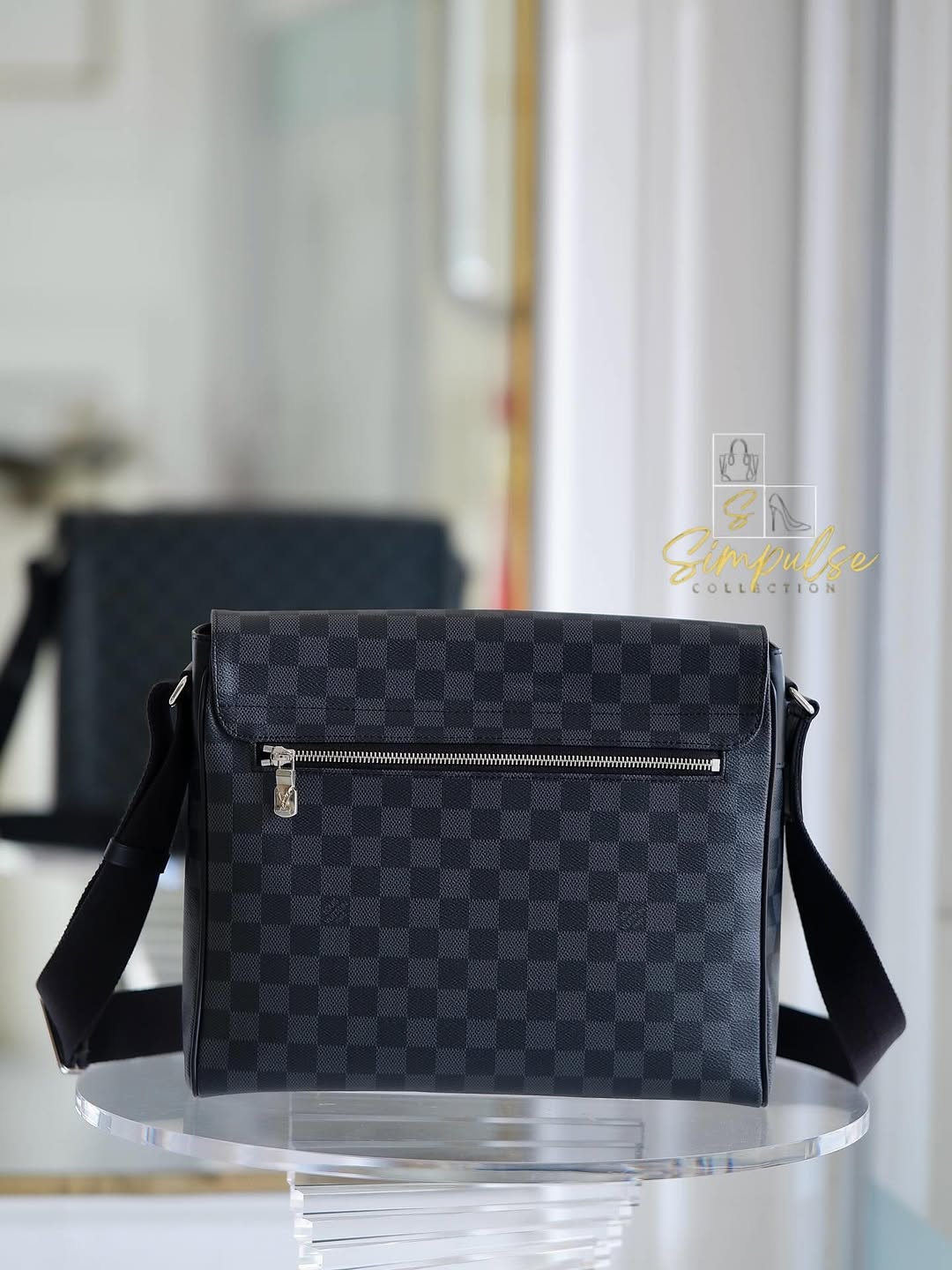 LOUIS VUITTON District Mm Messenger Graphite